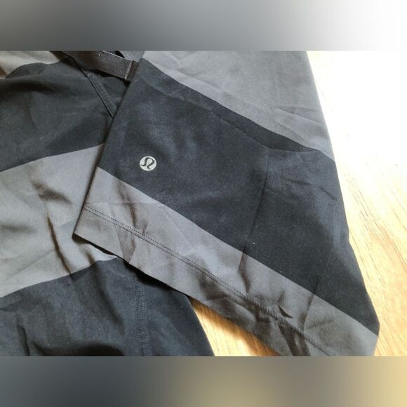 ✨ Lululemon | MENS Stripped Shorts - Picture 2 of 3